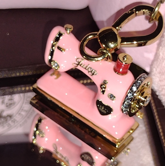 Juicy Couture 💕 🪡 Sewing 🧵 Machine Never Removed From 🎁 NWT - Picture 3 of 8